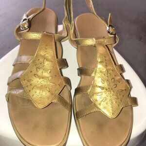 Munro Golden Leather Starburst Sandals 11 Narrow